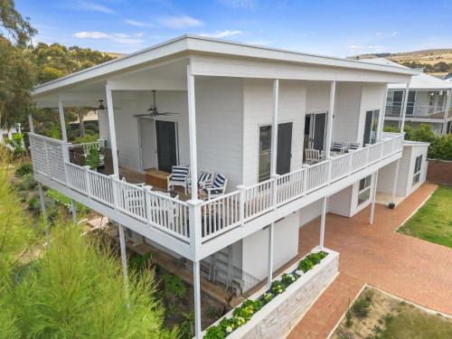 Carrickalinga House | The White House - 6 Bennett Street