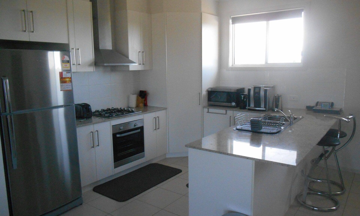 Melville House | The White House ~ Free Wi-Fi, Arcade Machine - Off Peak Special!