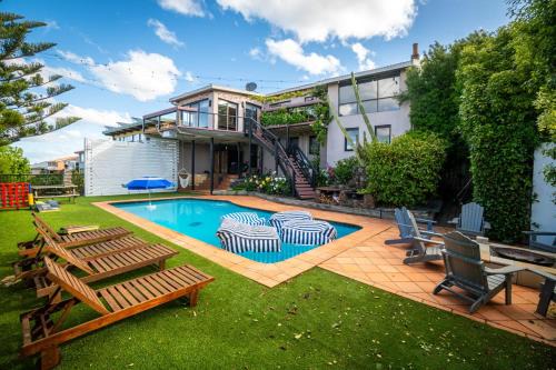 Riverside House | The Yard - Comfortable Home in Riverside
