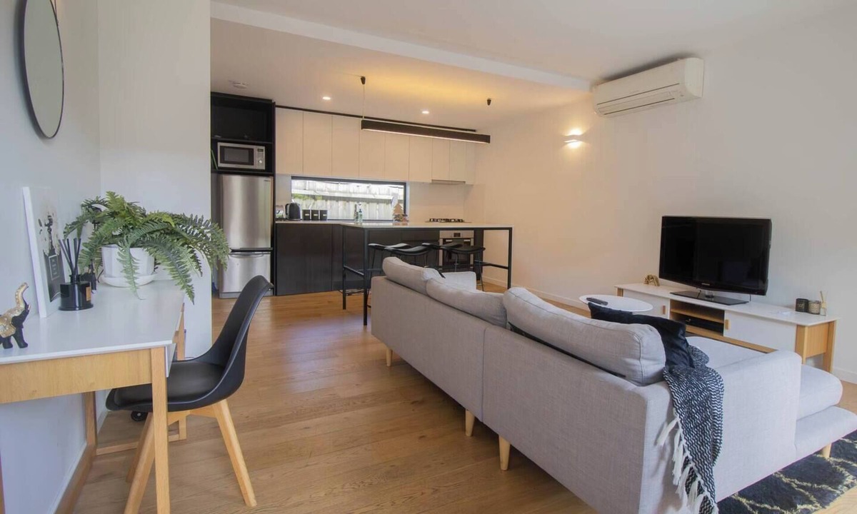 Lake Wendouree House | This house is a 2 bedroom(s), 1 bathrooms, located in Lake Wendouree, VIC.