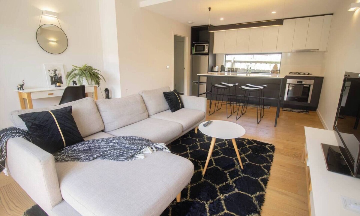 Lake Wendouree House | This house is a 2 bedroom(s), 1 bathrooms, located in Lake Wendouree, VIC.