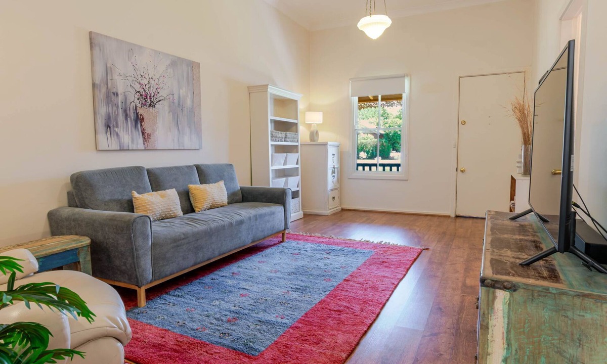 Wagga Wagga House | Tompson Cottage - Near CBD, Character & Comfort