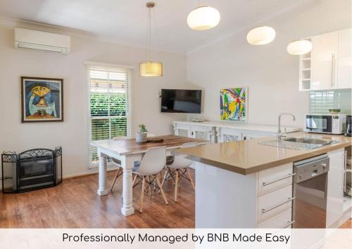 Wagga Wagga House | Tompson Cottage - Near CBD Character & Comfort