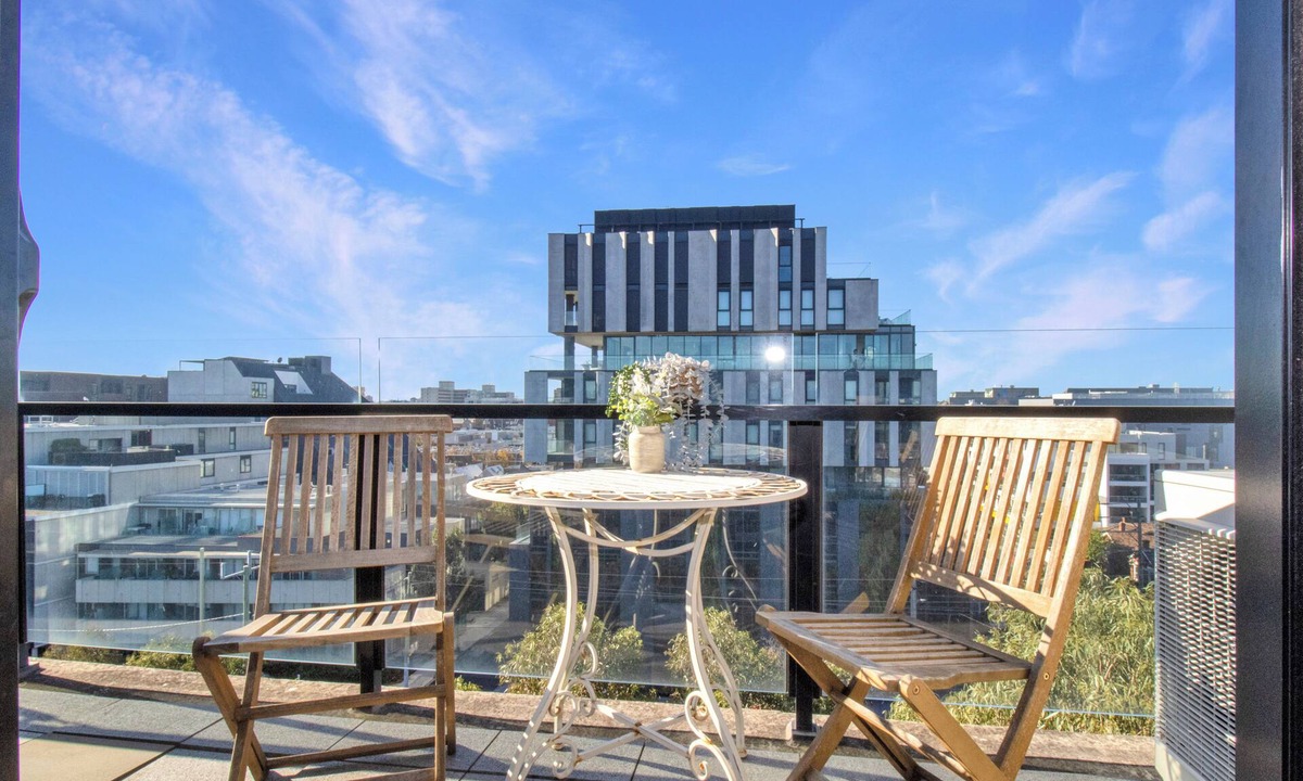 Prahran Apartment | Top-Floor Apartment with Balcony - High Street
