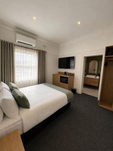Queanbeyan Hotel | Tourist Hotel Queanbeyan