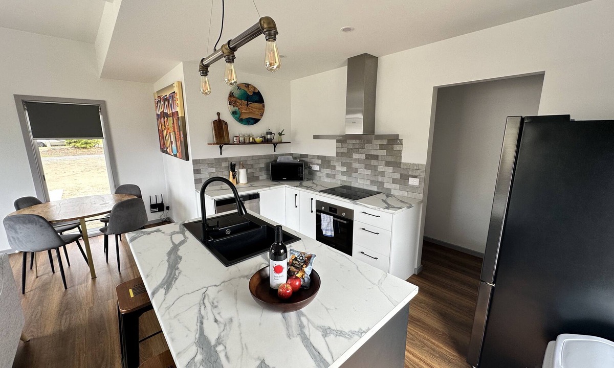 Mallacoota House | Town & Tide Luxury Unit: Walk to Shops & Beach in 7min