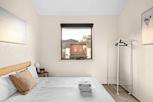 Canley Vale House | Tranquil Double Room - Walk to Train & Cabramatta Eats - Shared Bathroom