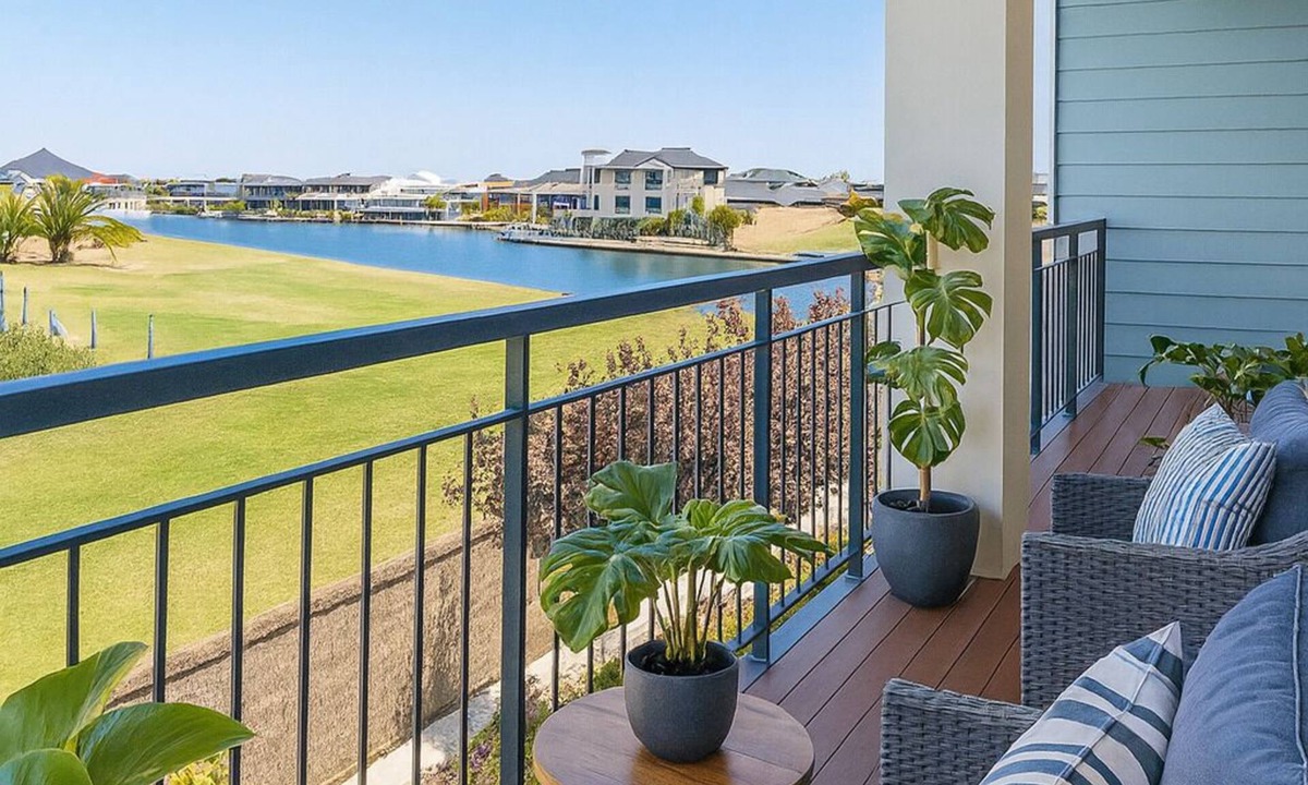 Halls Head Apartment | Tranquil luxury 1-bedroom apartment - partial canal views charming Halls Head