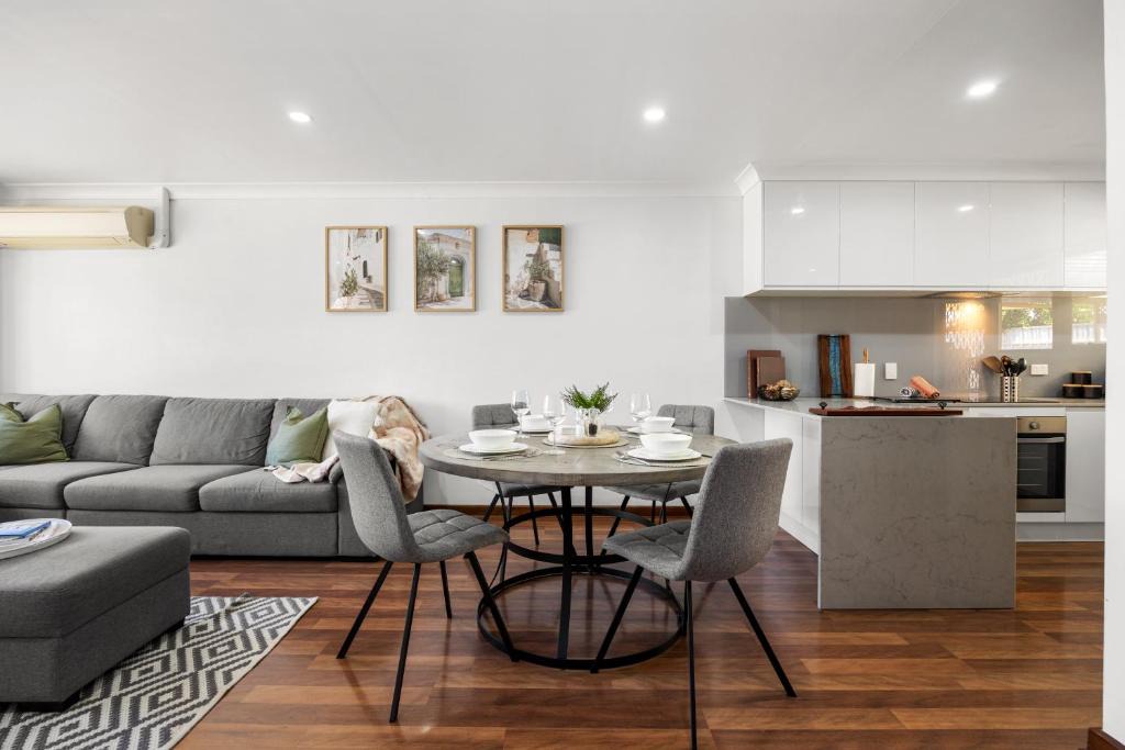 Torrensville Apartment | Tranquil Suite - Modern Comfort between CBD & Beach