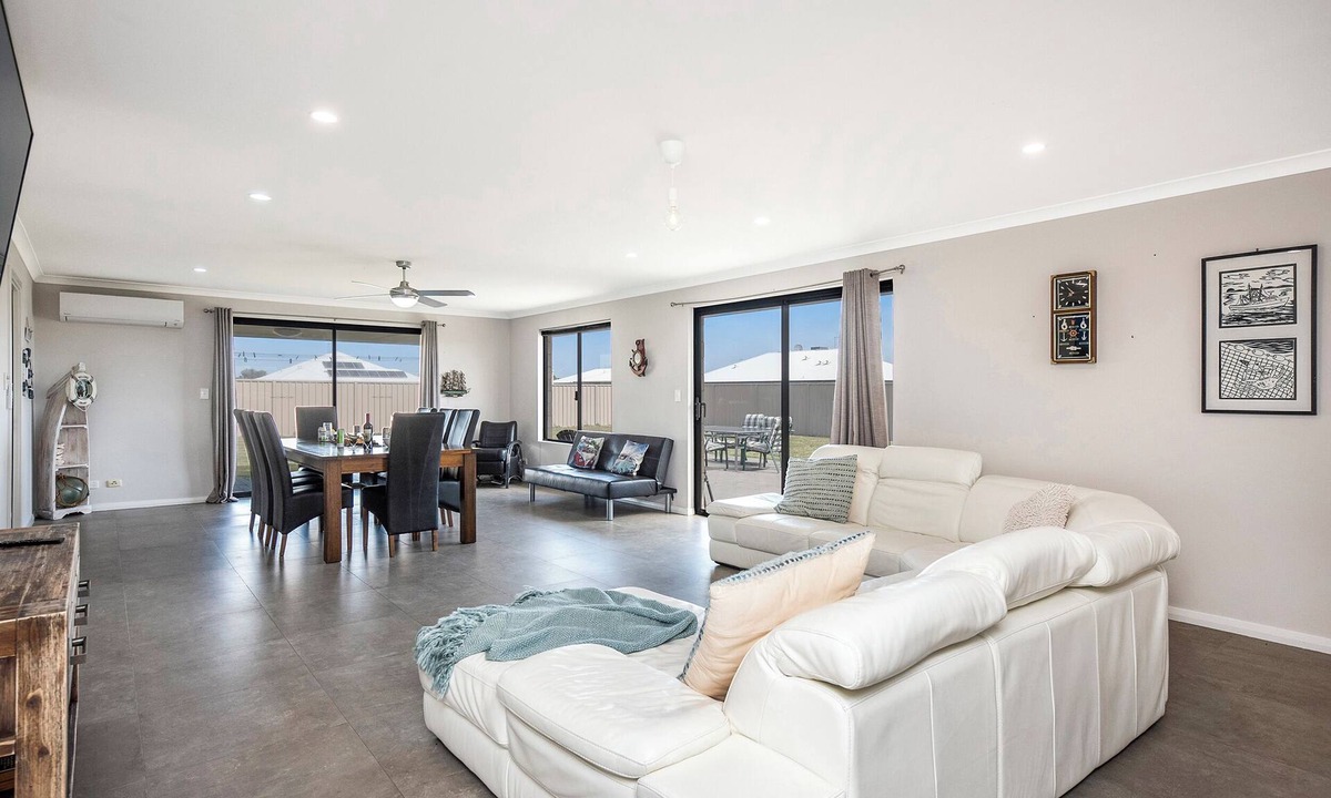 Lancelin House | Treasure Chest - Room for the whole family.