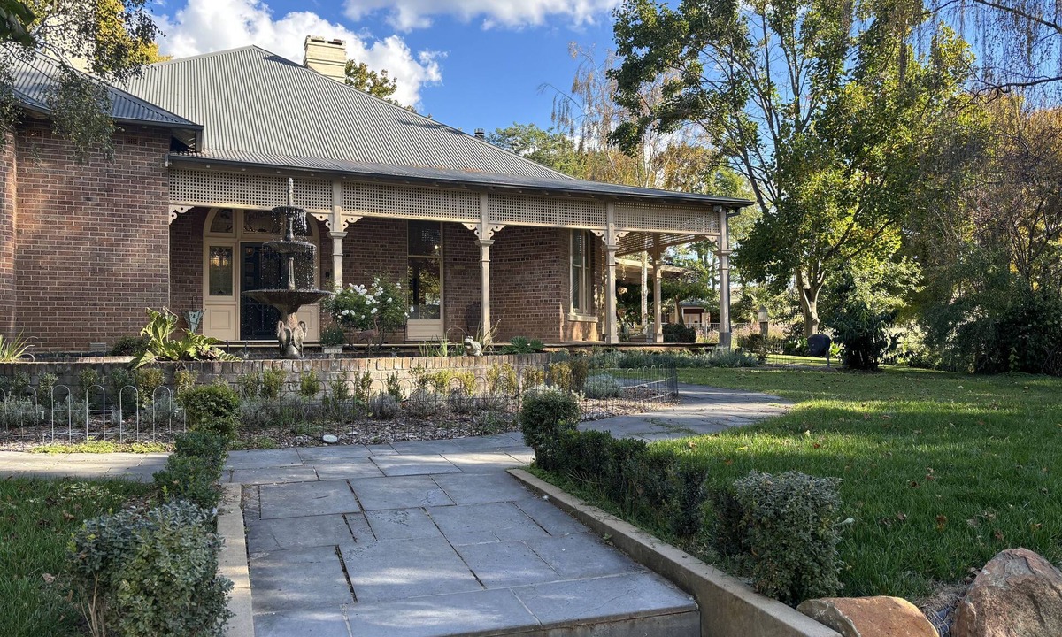 Byng House | Tremearne Homestead 4 acre garden 400 acre farm