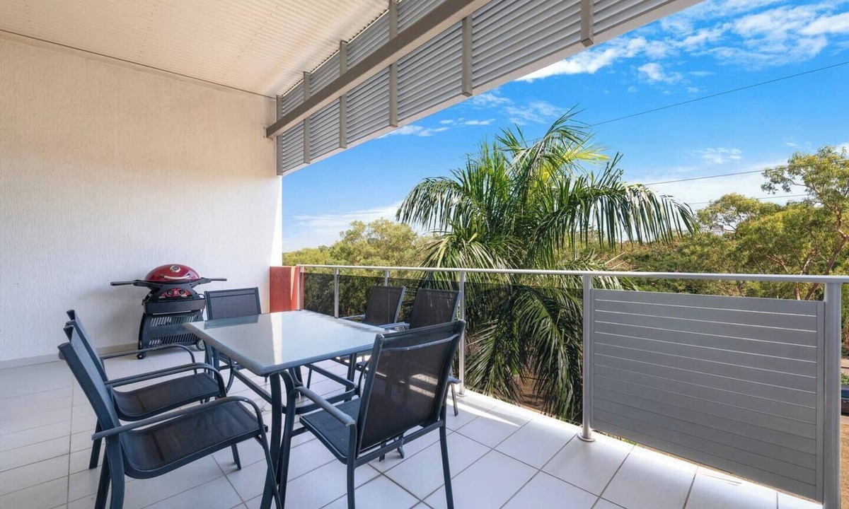 Woolner Apartment | Tropical Breeze Poolside Stay near the Waterfront