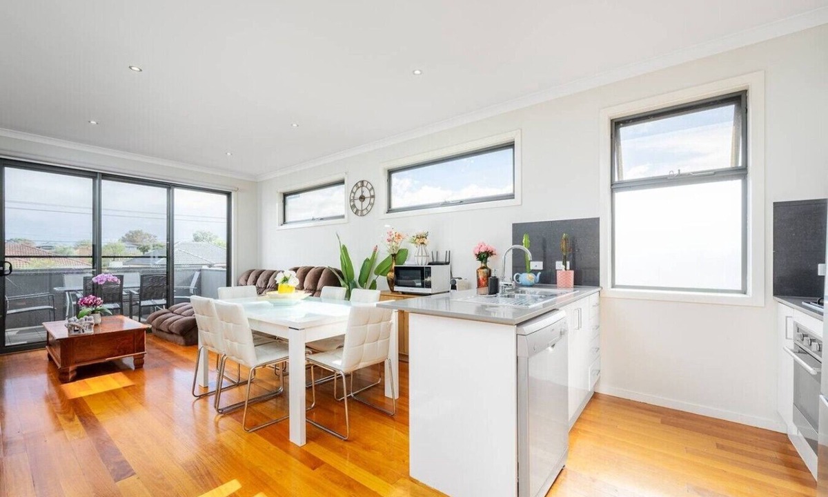 Glenroy House | Tropical Glenroy Home with Balcony & Parking