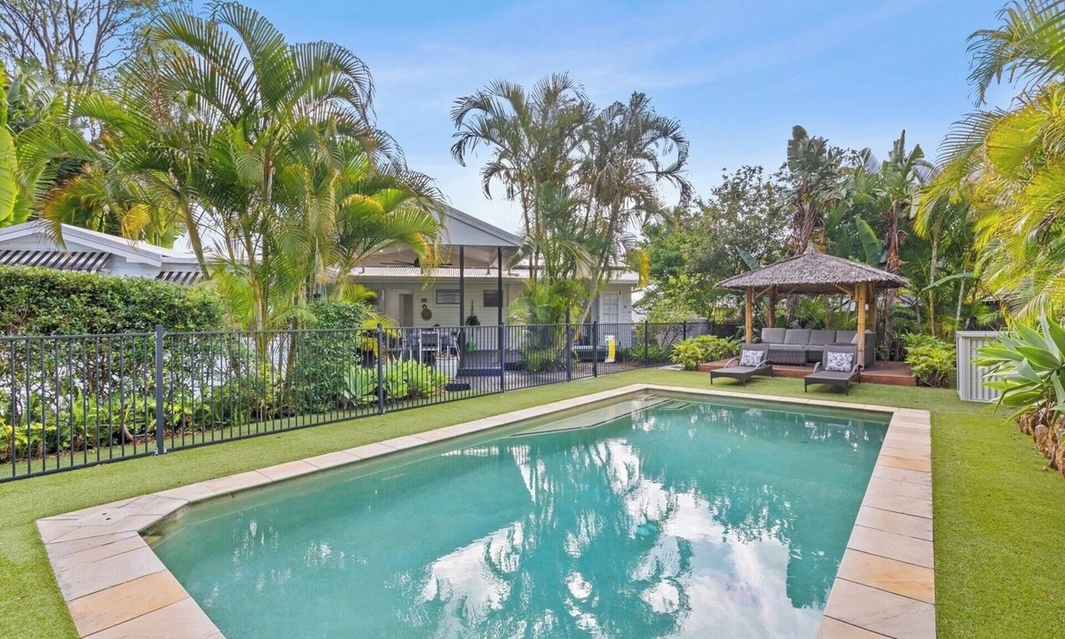 Ashmore House | Tropical Oasis Heated Spa, Pool and Huge Decks