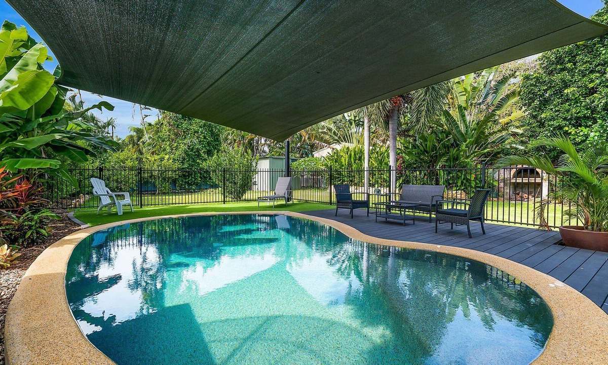 Jingili House | Tropical Retreat, Beautiful Pool & Aircon!