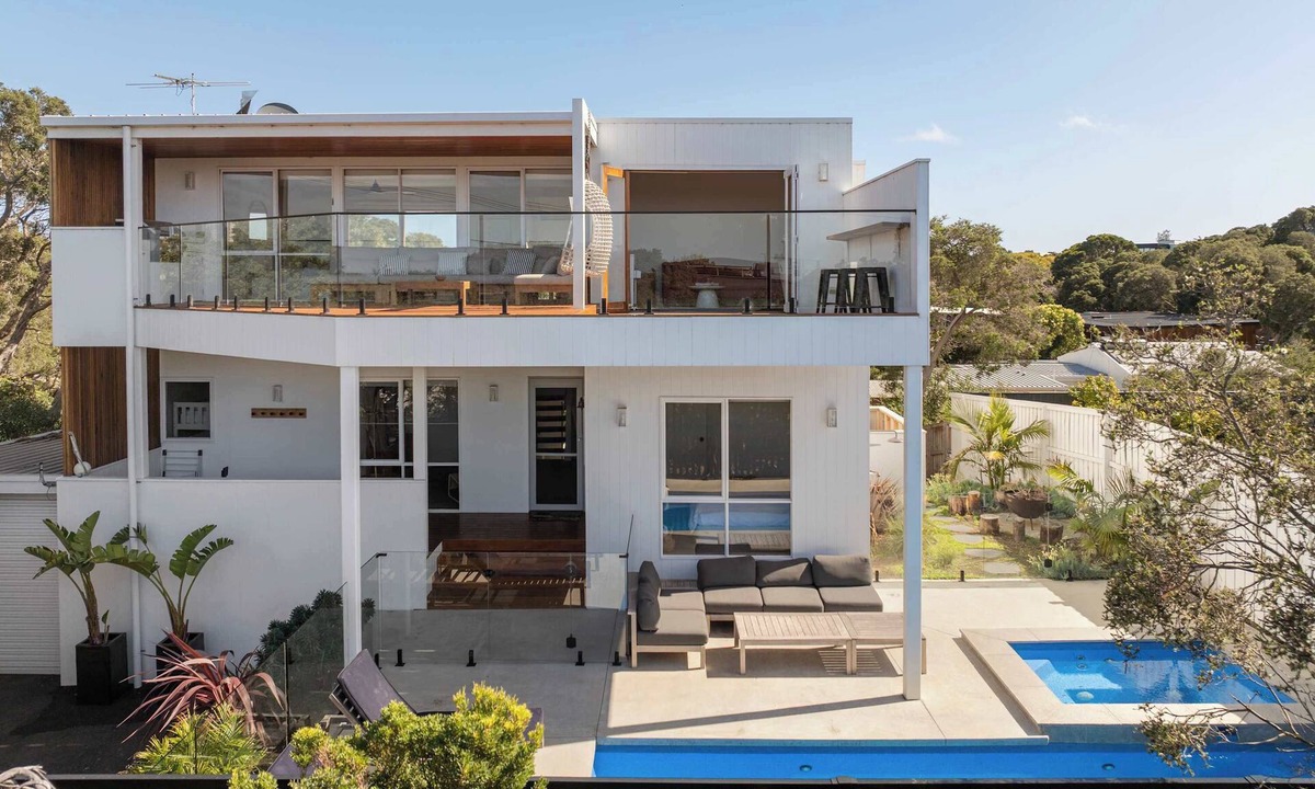 Sorrento House | Tuckey Terrace | Heated Pool, Spa Bay Views & Pets