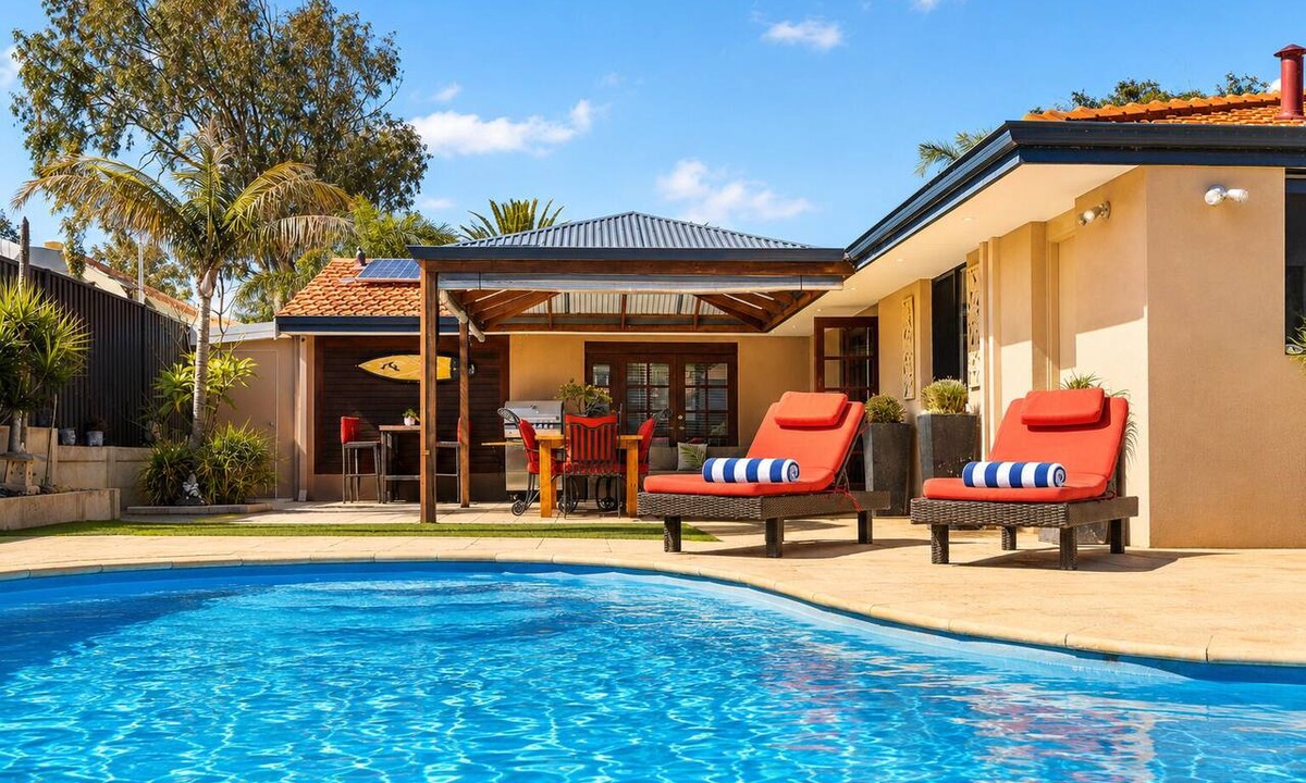 Marmion House | Twin Palms: Perfect for your holiday with Pool, Patio, BBQ and fury friends welcome