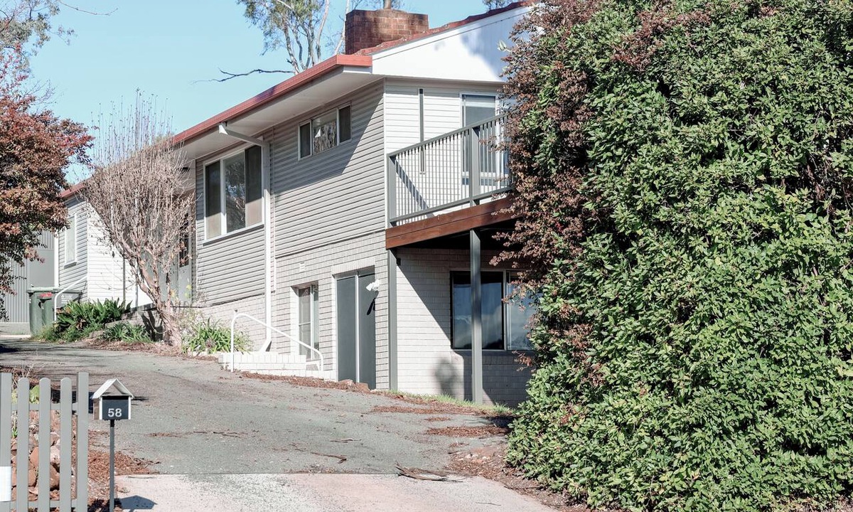 Armidale House | Ultimate Group Stay | Home Theatre & Games Area