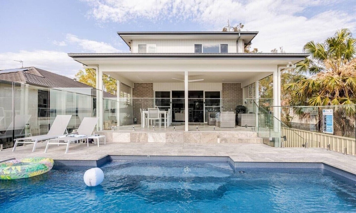 Swansea House | Ultimate Lakefront | Pool + Sleeps 12