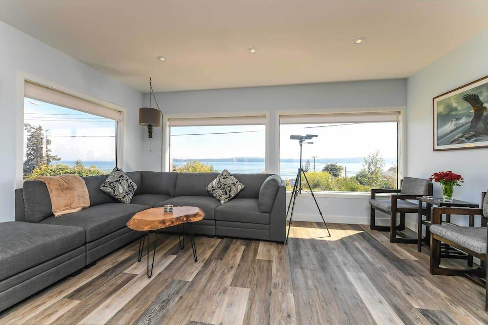 Union Bay House | Union Bay Retreat w/Patio + Views - Walk to Ocean!