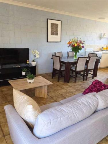Victory Heights Apartment | Unit 1 - Kalgoorlie, Victory Heights 114 Moran St
