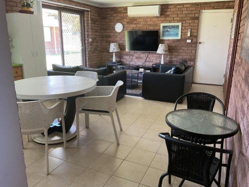 Jurien Bay Ski Chalet | Unit 16, 2 Casuarina Crescent, Ocean Beach Chalets