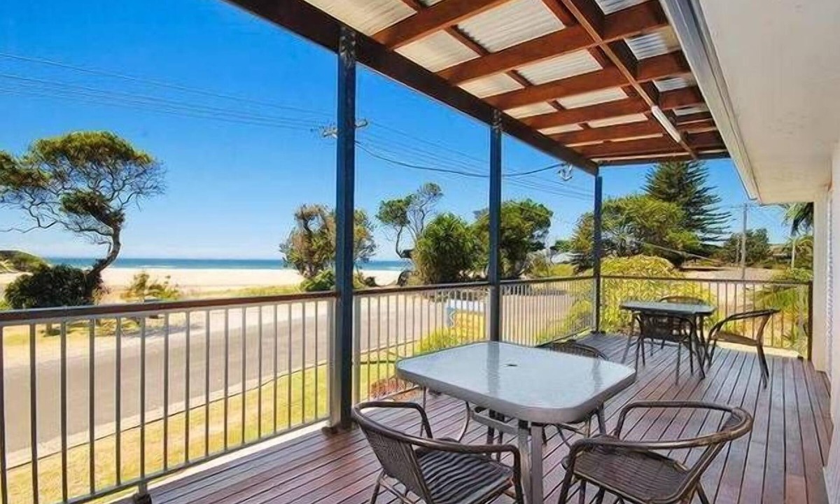 Lake Cathie Apartment | UNIT 3 SEASCAPE APARTMENTS 28 BUNDELLA AVE LC