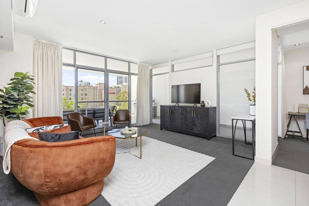 East Perth Apartment | Urban Elegance 3bdrm CATBus PerthCBD,WACA,Optus