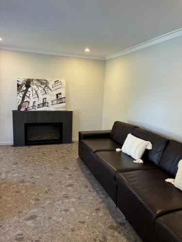 Mandurah House | Versatile summer beach house or cosy winter retreat!