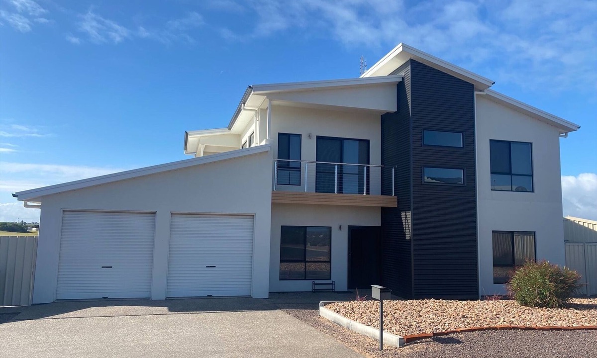 Port Hughes House | Views on 9-Beautiful holiday home-backs on to golf course, distant sea views!