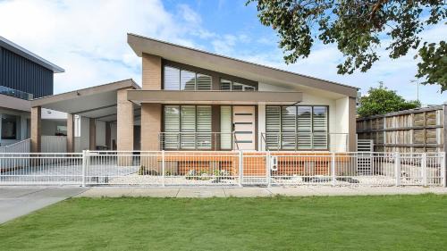 Lakes Entrance House | Villa Marina - Modern Waterfront Escape