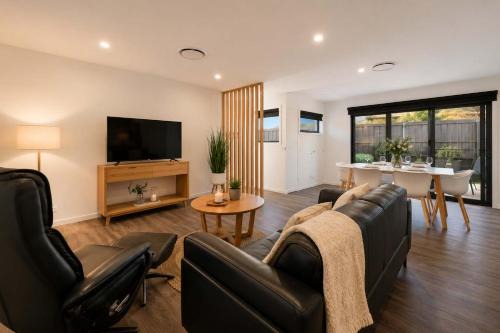 Warrane House | Villa1 New Modern Walk to shops 10min Airport CBD