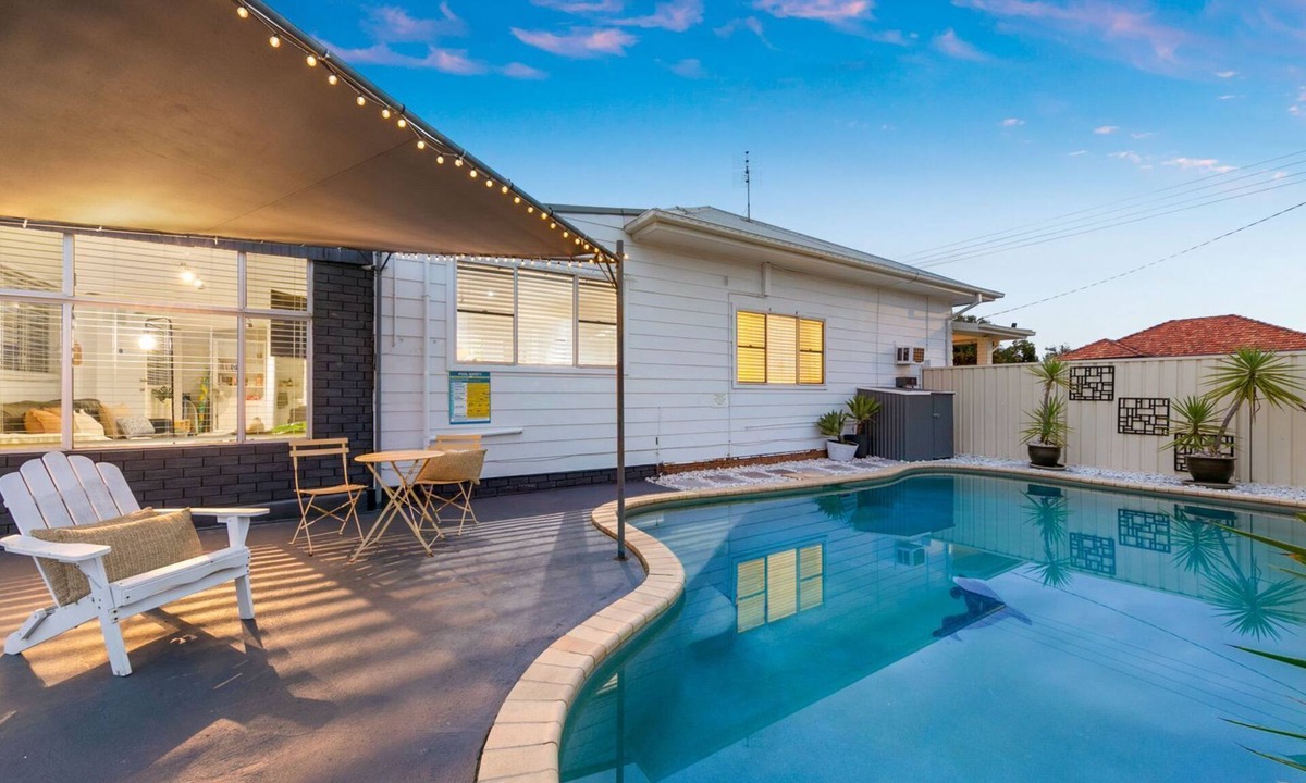 Cessnock House | Vino Poolhouse - Relaxing Getaway with Pool, BBQ & Firepit