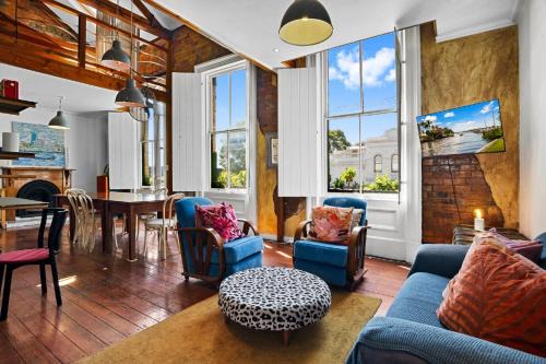 North Melbourne Apartment | Vintage loft residence with Open-plan mezzanine's