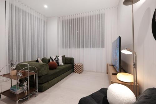 Burwood Apartment | 'Vinyl' 1-BR Apt in the heart of Burwood with study n free parking