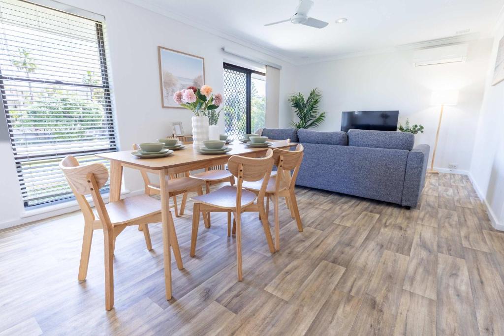 Scarborough Villa | Walk to the Beach BBQ Family Friendly