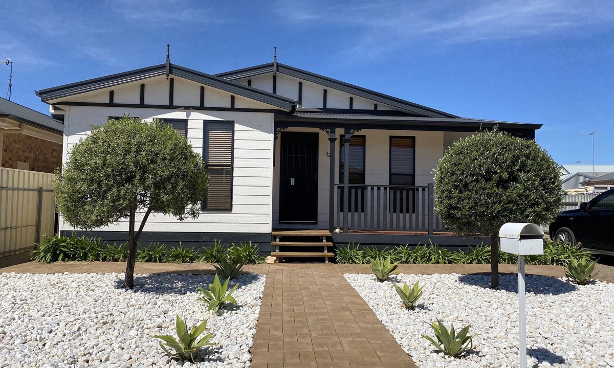 Moonta Bay House | Walk to the Stunning Simms Cove Beach – Just Minutes Away