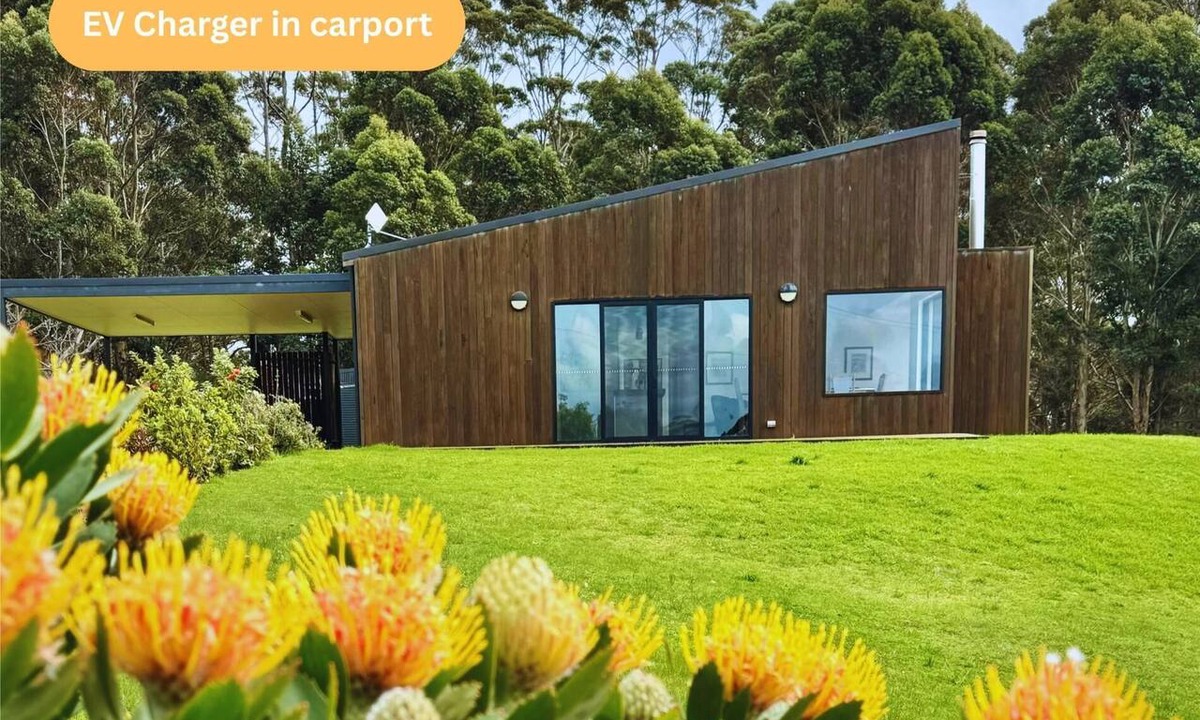 Shadforth House | Walnut Grove: Modern home, 3min drive to town with expansive views