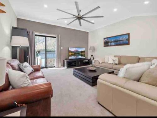 Thredbo Apartment | Warm Thredbo Chalet with Garage & Easy Ski Access