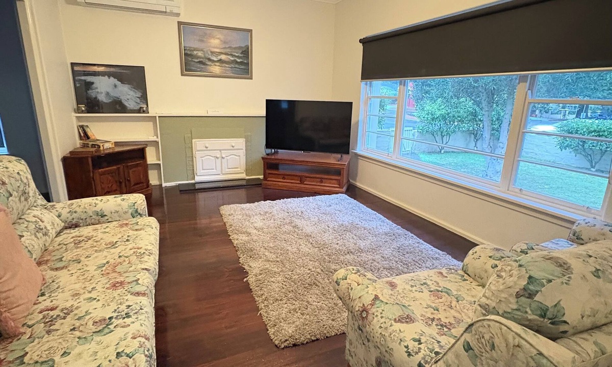 Warrnambool House | Warrnambool home close to hospital, train, cafe’s, restaurants, shops & beach!