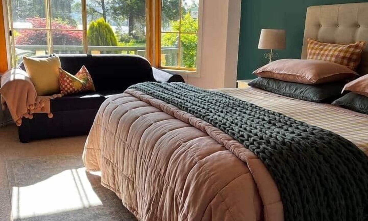 Gardners Bay Apartment | Water views + King bed + Spa bath + Breakfast