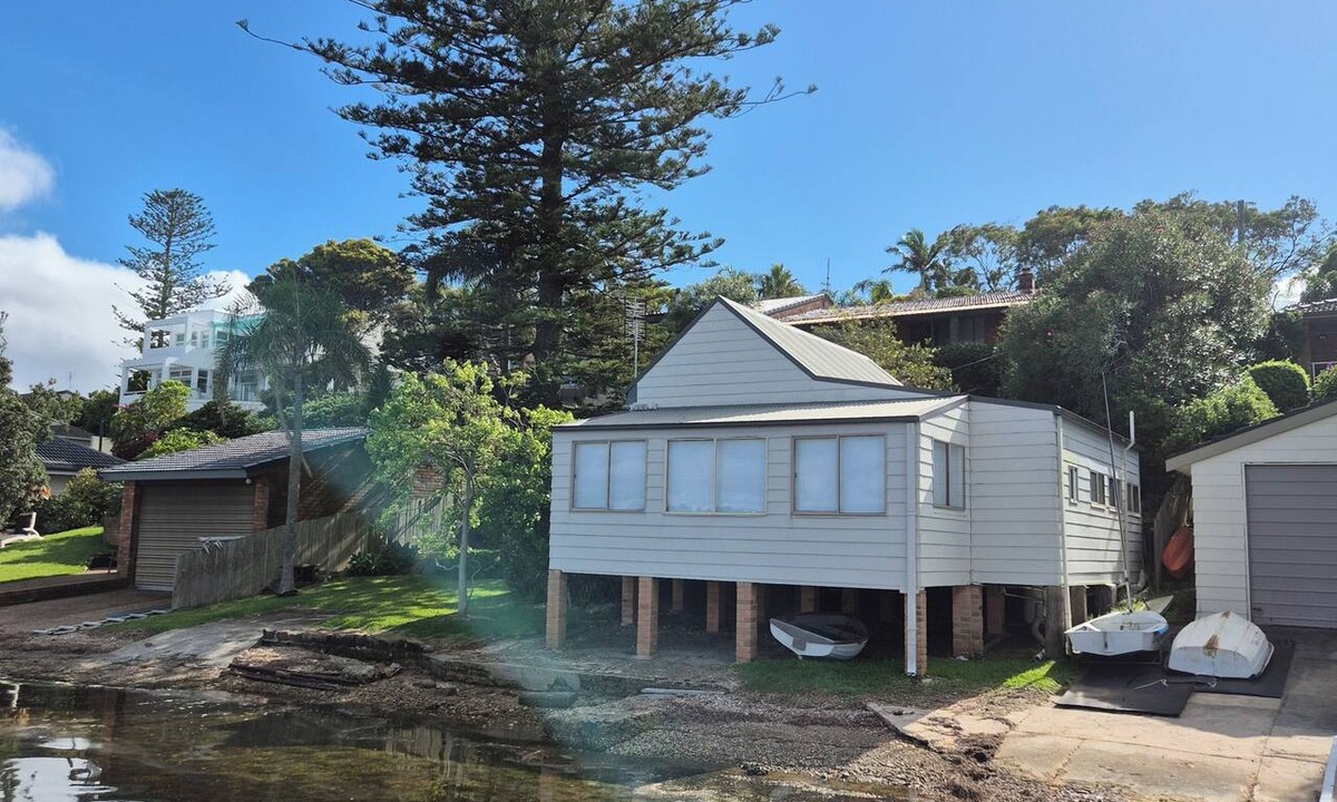 Coal Point Cottage | Waterfront cottage on lake Macquarie. Enjoy fishing, boating and swimming.