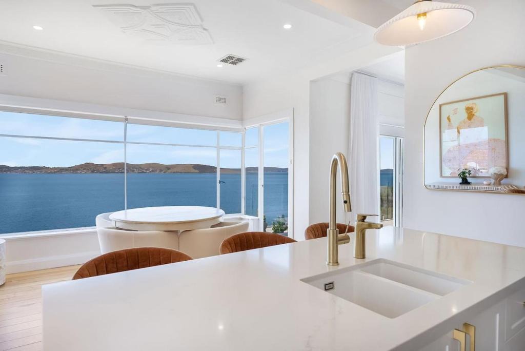 Sandy Bay House | Waterfront luxe- a Hobart oasis
