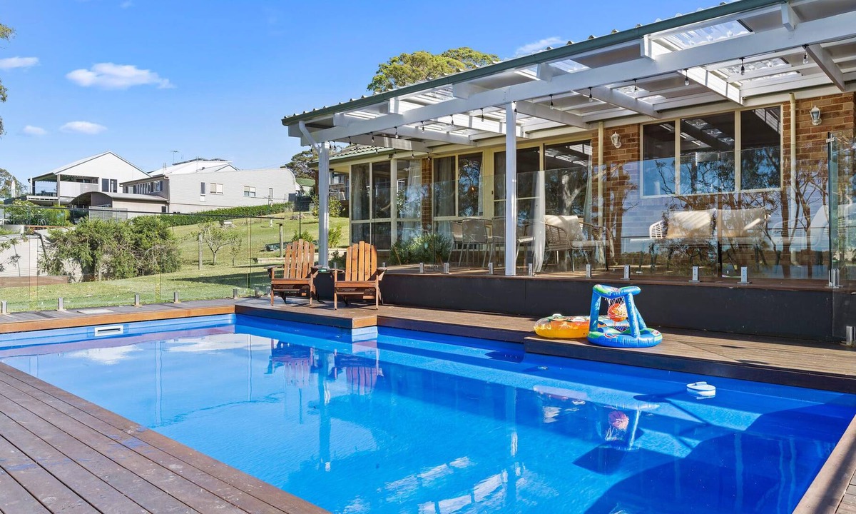 Brightwaters House | Waterfront Paradise Lodge Brightwaters