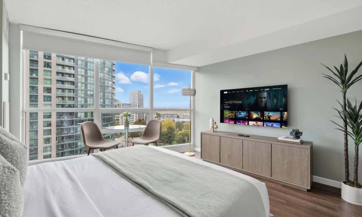Fort York Apartment | Waterfront Studio at Fort York Walk to the Lake