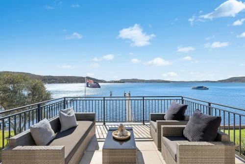 Koolewong House | Waters Edge by Coast Hosting