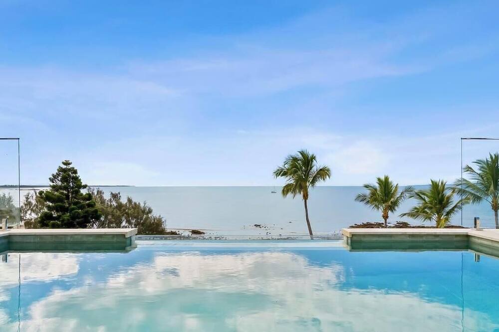 Cooee Bay House | Waters Edge On Wattle | Absolute Beachfront Luxury