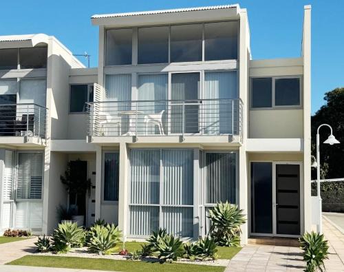 Jurien Bay House | Waves at Jurien, Villa 9-23 Dalton Street