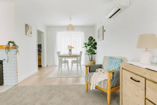 Parklands House | West Grove Cottage Burnie