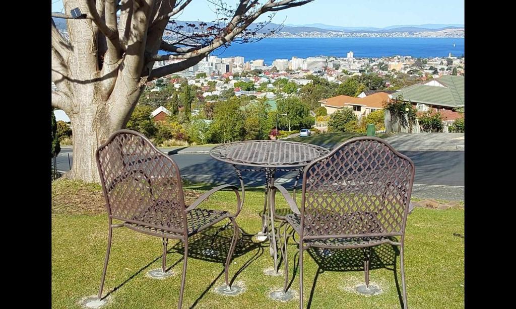 West Hobart Apartment | West Hobart self contained 1 bedroom studio walk to town
